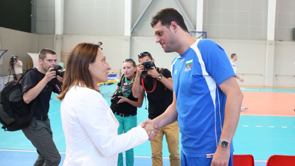 Раданова към волейболистите: Сигурна съм, че ще постигнете успех
