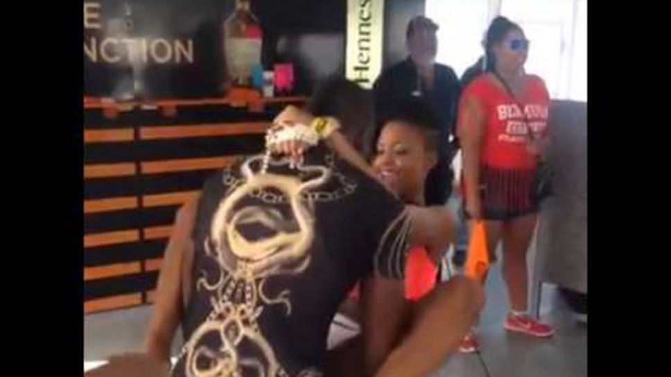 Болт "промуши" млада дама (видео)