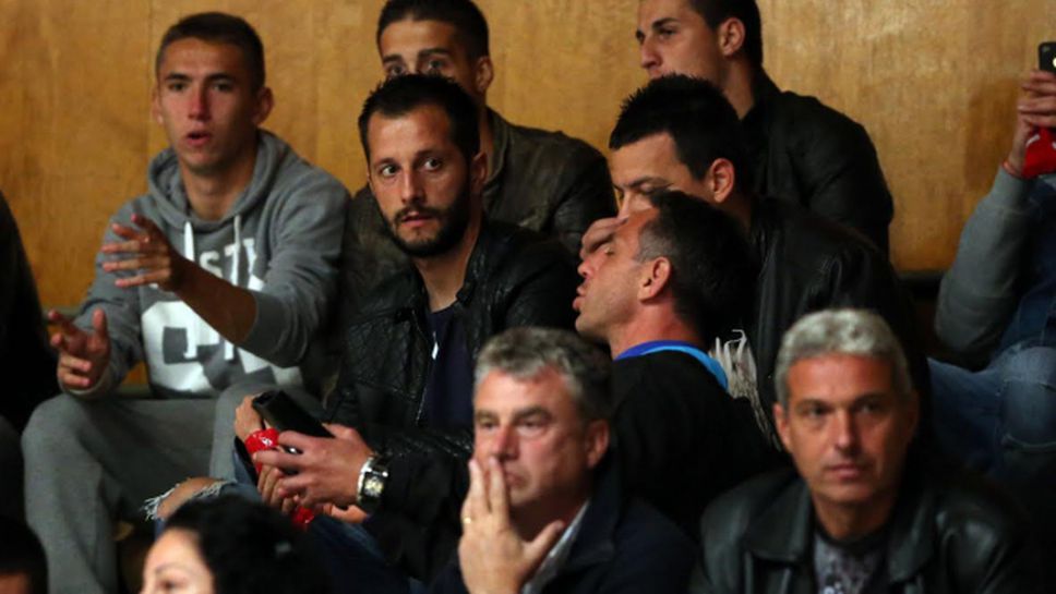 Футболистите на Левски на мача на "сините" баскетболисти в зала "Универсиада"