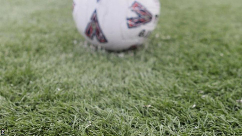 ФА разреши мачовете на терени с изкуствено покритие