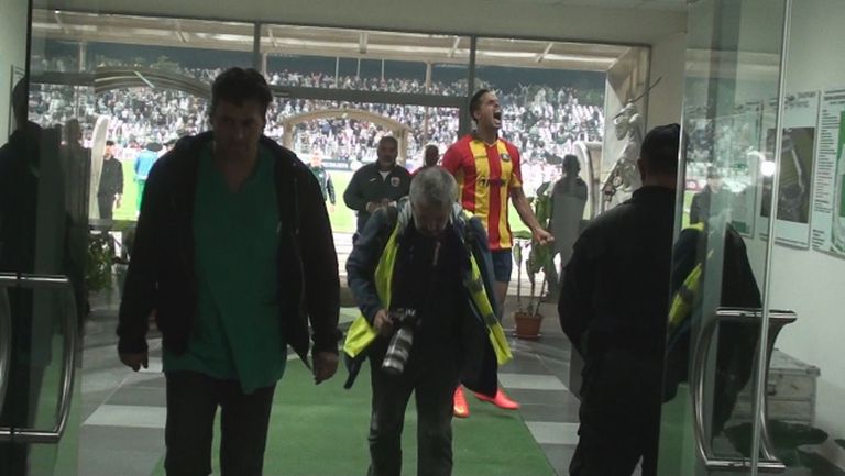 Футболистите на Левски беснеят в тунела след ремито с Локо (Пд)