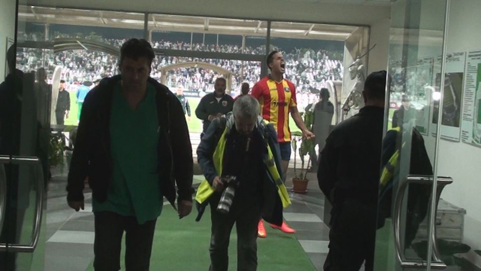 Футболистите на Левски беснеят в тунела след ремито с Локо (Пд)