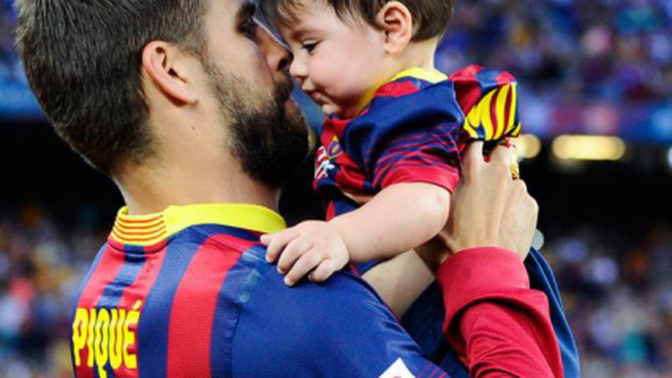 Малкият Милан играе футбол с баща си