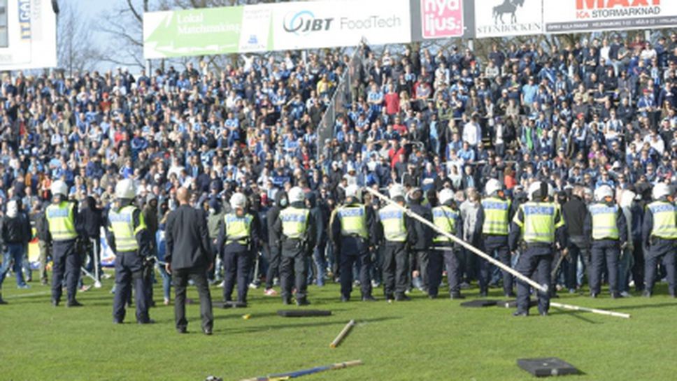 Прекратиха мач в Швеция след смъртта на фен