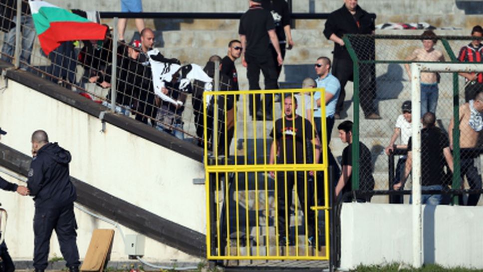 Феновете на Локо Сф недоволстват от полицията след мача със Славия