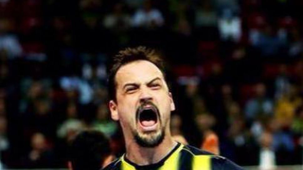 Лудост в Истанбул! Фонтелес крещи срещу треньора на Латина след победната точка (видео)