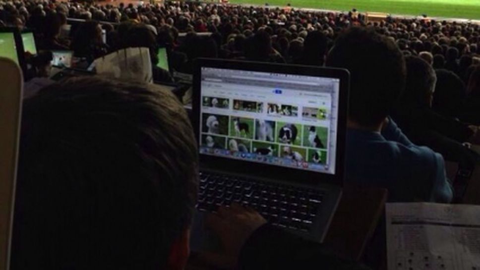 Вижте какво прави журналист по време на Юнайтед - Байерн (снимка)