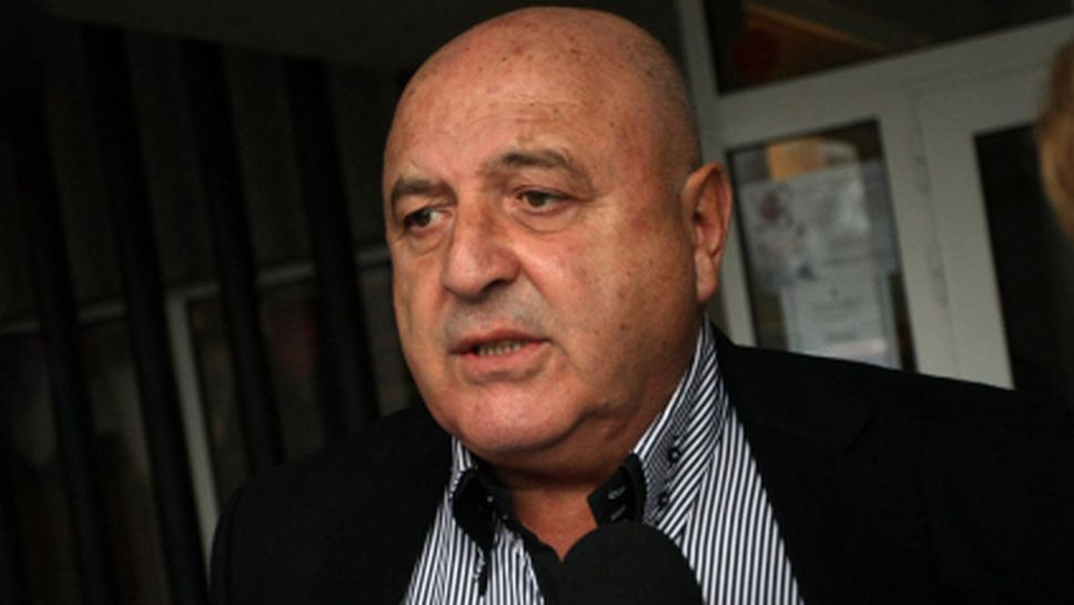 Венци Стефанов: Феновете на Локо да се кръстят сутрин и вечер пред портрета на Гигов