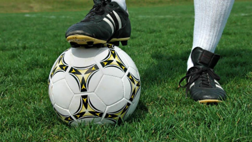 Вижте какъв предмет хвърля по фенове този футболист (видео)