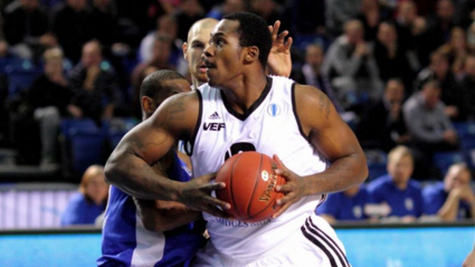 Баскетболист се заключи в съблекалнята, моли за помощ в Twitter