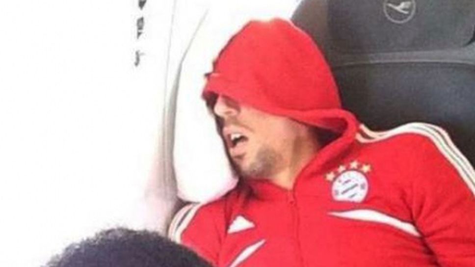 Рибери похърква сладко в самолета