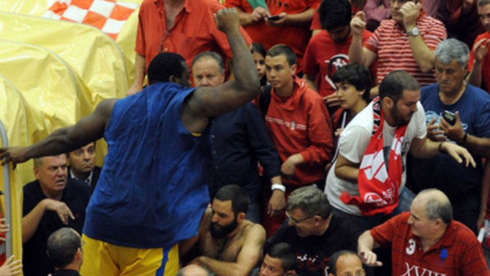 Гръцки национал налетя на бой на фенове (видео)