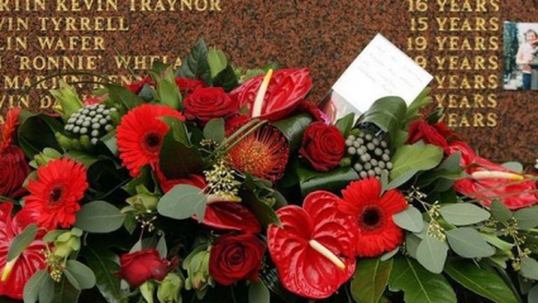 Мачовете в Англия започват със седем минути закъснение в памет на жертвите от „Хилзбъроу“