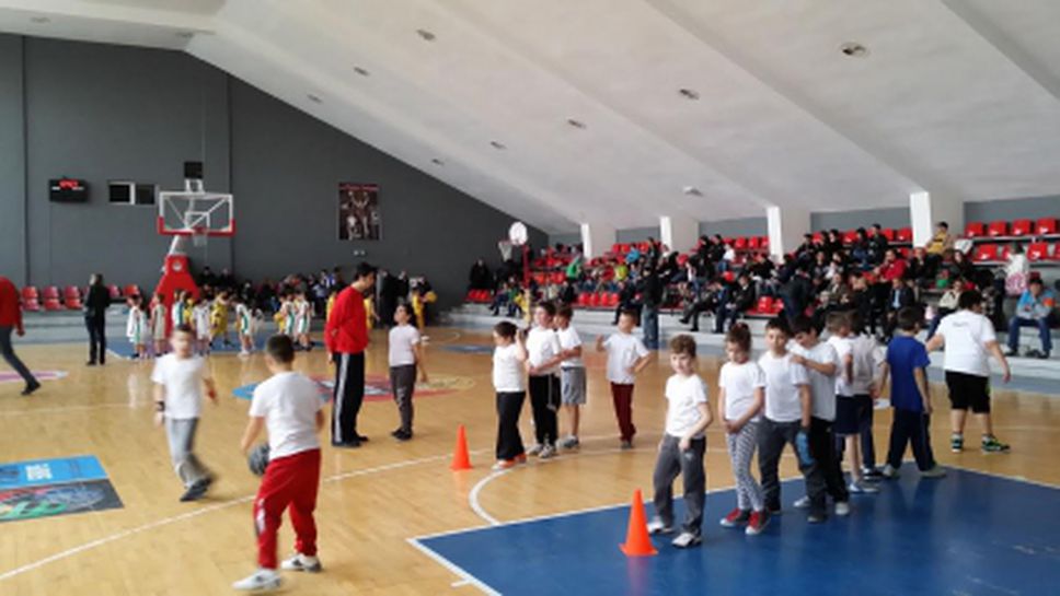 Баскетболен празник за ученици се проведе в зала "Румен Пейчев"