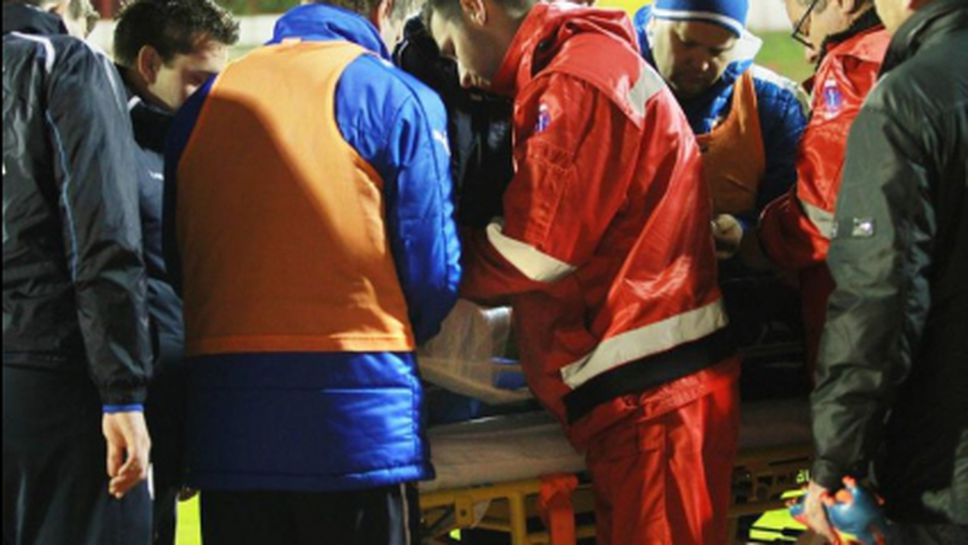 Счупен крак на футболист и 17 ранени фенове след дерби в Хърватия