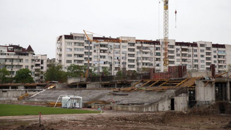 Новият стадион на Ботев Пд се издига с бързи темпове (снимки)