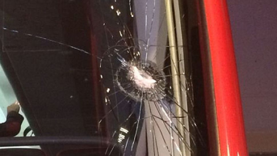 Баски фенове счупиха стъкло на автобуса на Севиля (снимка)