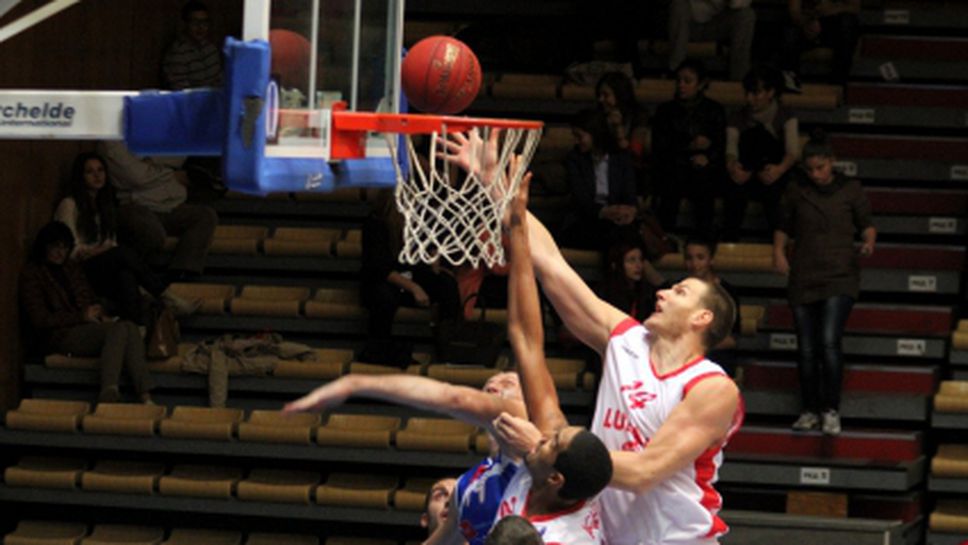 Лукойл Академик открива плейофите срещу Черноморец