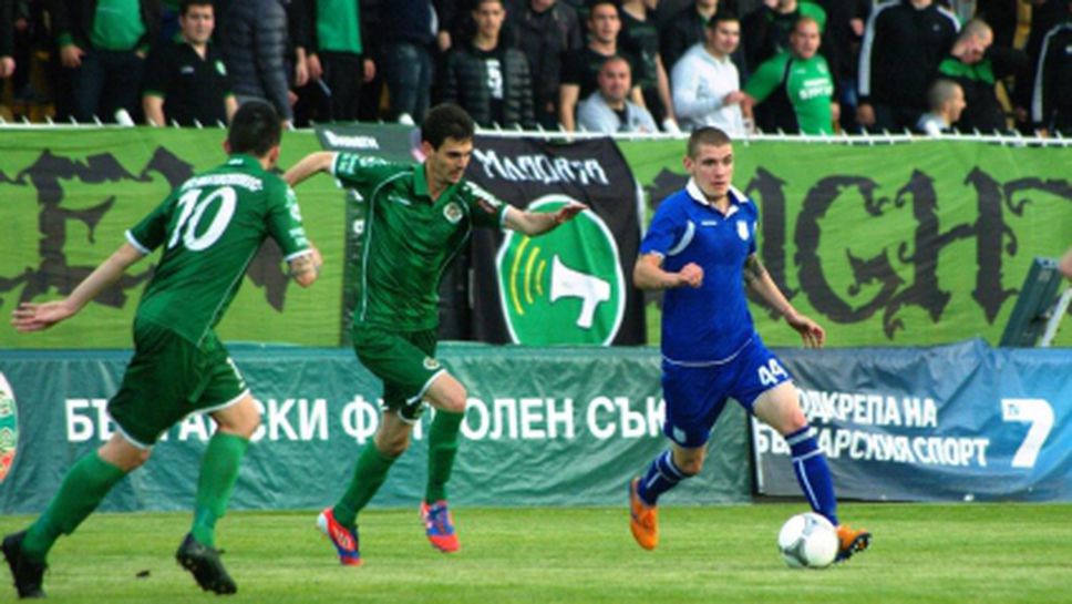 Черноморец остана в играта след бой над Нефтохимик в мач с невероятни обрати, пет гола и два червени картона