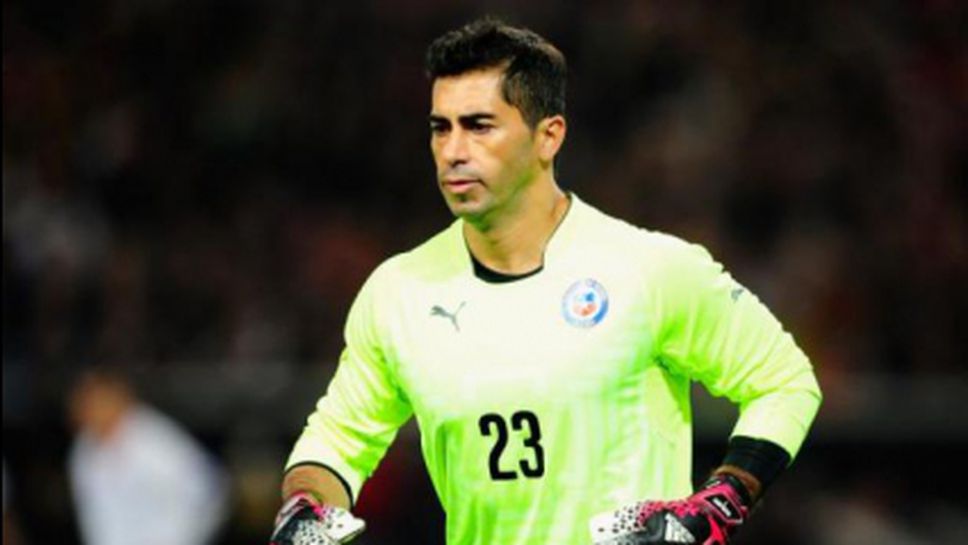 Чилийски вратар на линия за Мондиал 2014 след условна присъда