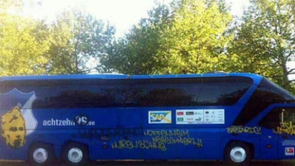 Нашариха рейса на Хофенхайм с обидни надписи
