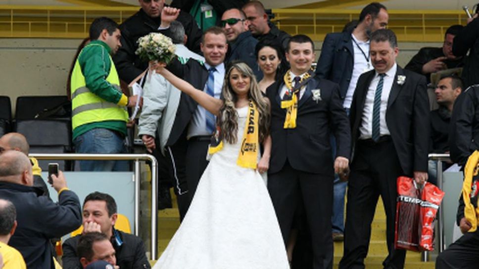 Младоженци обраха аплодисментите преди Ботев - Лудогорец (видео)