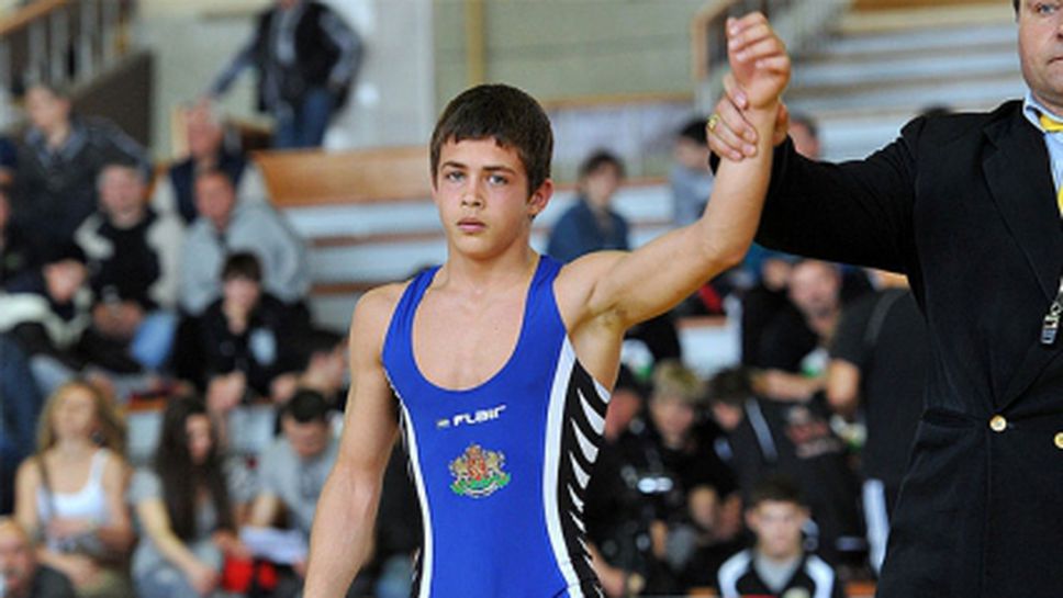 Втори българин с шанс за бронз на европейското по борба за кадети