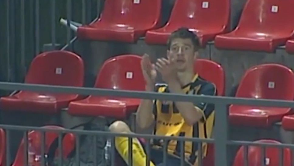 Футболист вкара и аплодирa себе си.... от трибуните (видео)
