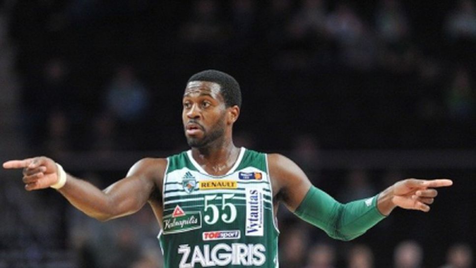 Американец фаулира съперник в стил "Кантона" (видео)