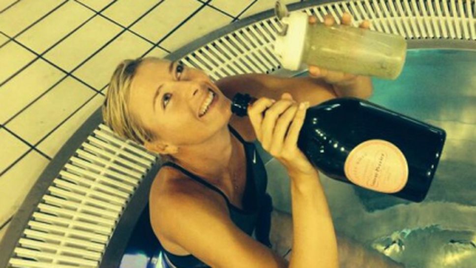 Маша Шарапова празнува с шампанско и ледена вана