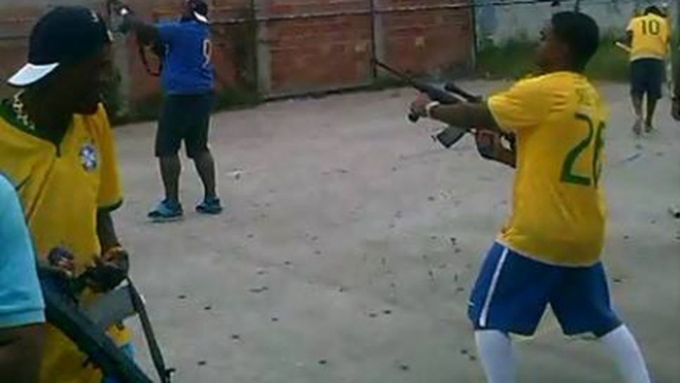 Плашещо! Фенове стрелят с автомати на аматьорски мач в Бразилия (видео)