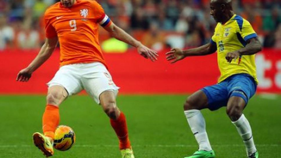 Ван Перси спаси Холандия срещу Еквадор