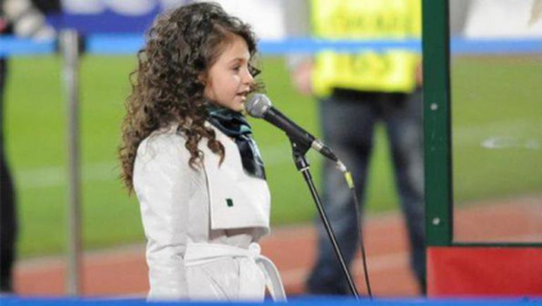 Крисия изпълнява "Моя страна, моя България" преди мача на Лудогорец с Черно море