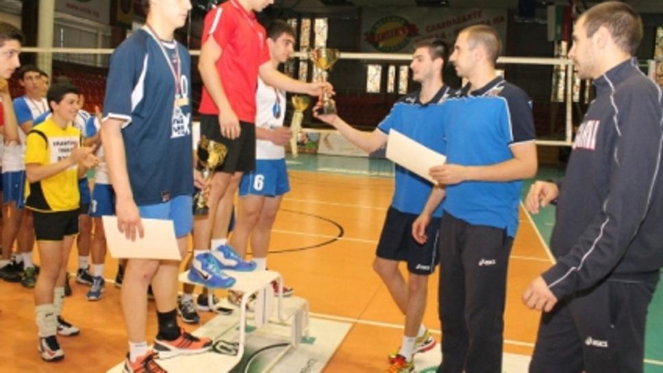 Волейболни национали наградиха призьори от ученическите игри