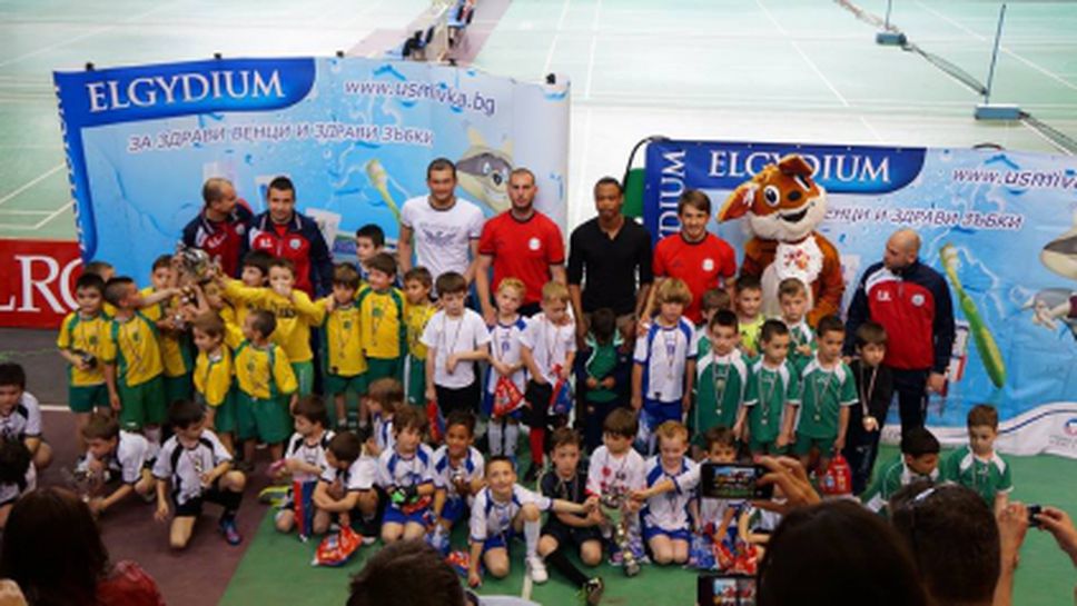 Футболисти на ЦСКА и Левски наградиха децата на турнир между детски градини