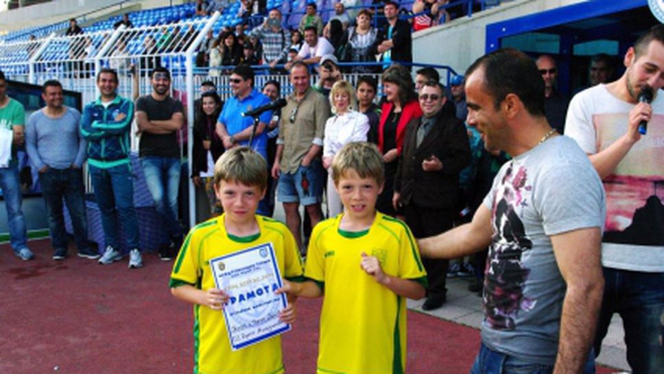 Детски футболен празник с много награди и специални гости на стадион Лазур