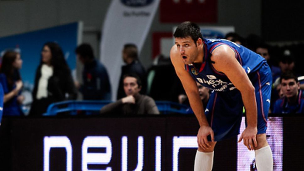 Деян Иванов с 3 точки при загуба на Естудиантес