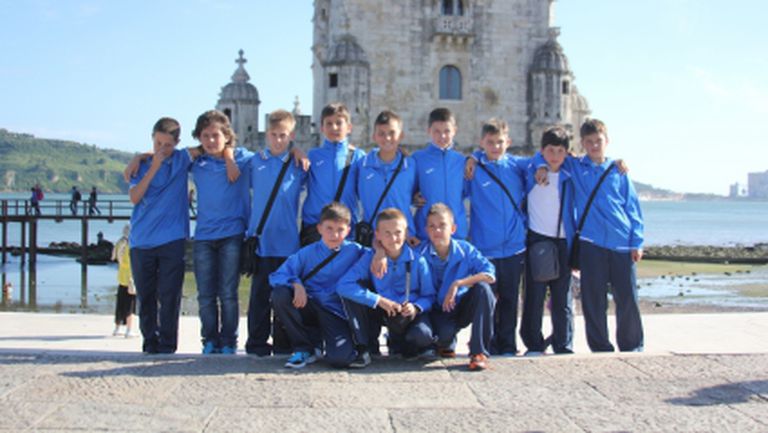Децата на Левски пристигнаха в Лисабон за "Футбол за приятелство" и финала в ШЛ (видео+снимки)