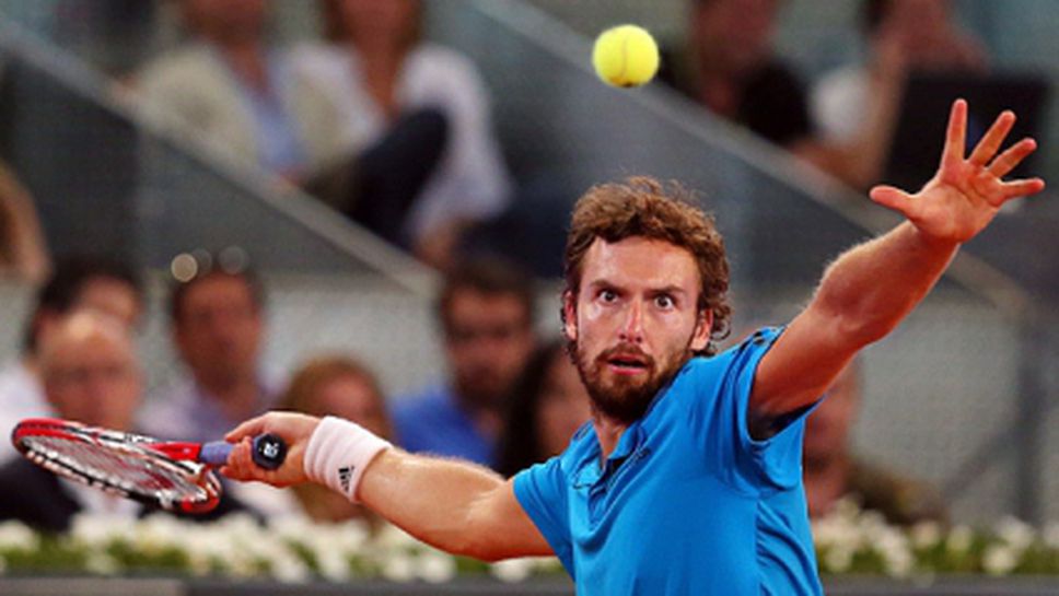 Гулбис взе дебютен трофей на червено