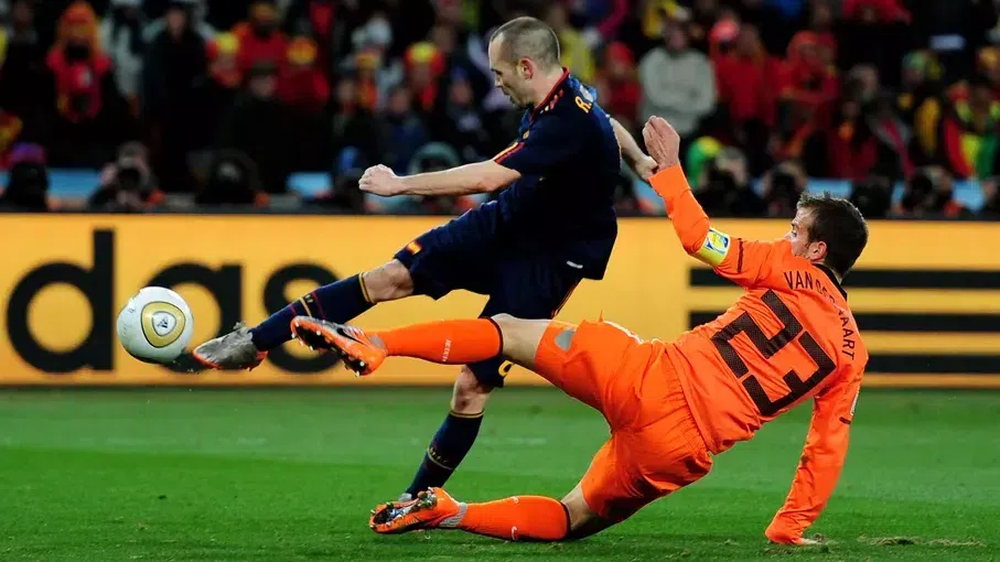 Играчи на Испания се подиграха с Ван дер Ваарт заради нападката му