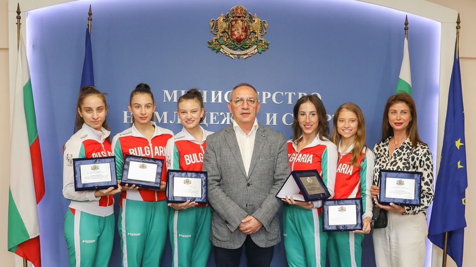 Гимнастичките с почетни плакети от държавата