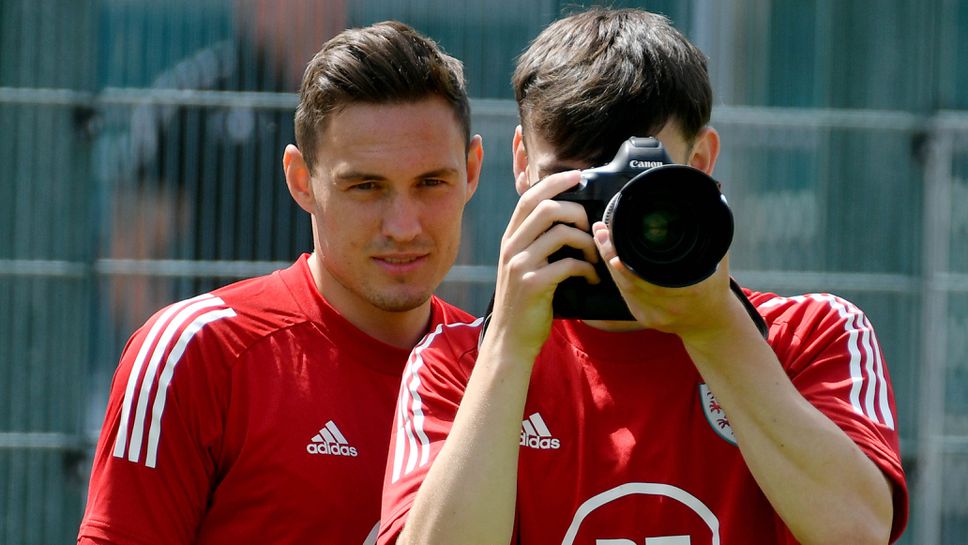 Футболисти на Уелс станаха фотографи