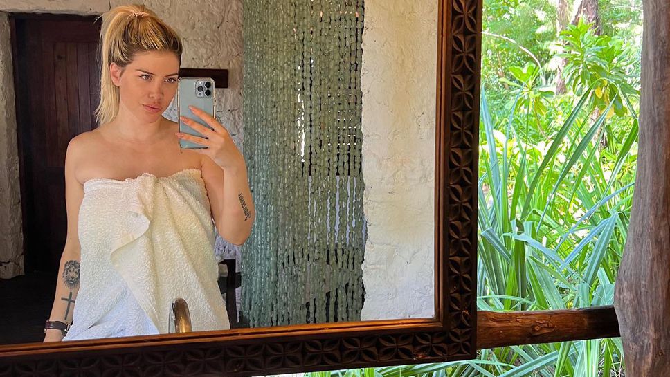 Палавата Уанда Нара клати секси дупе на Малдивите