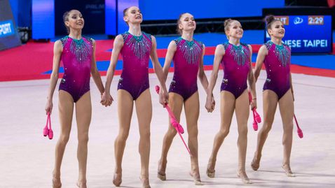  Ансамбълът на България с бронз на 5 чифта бухалки на Световното състезание за девойки в София 