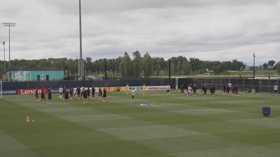 Всички играчи на Куман на линия за последния мач от групата