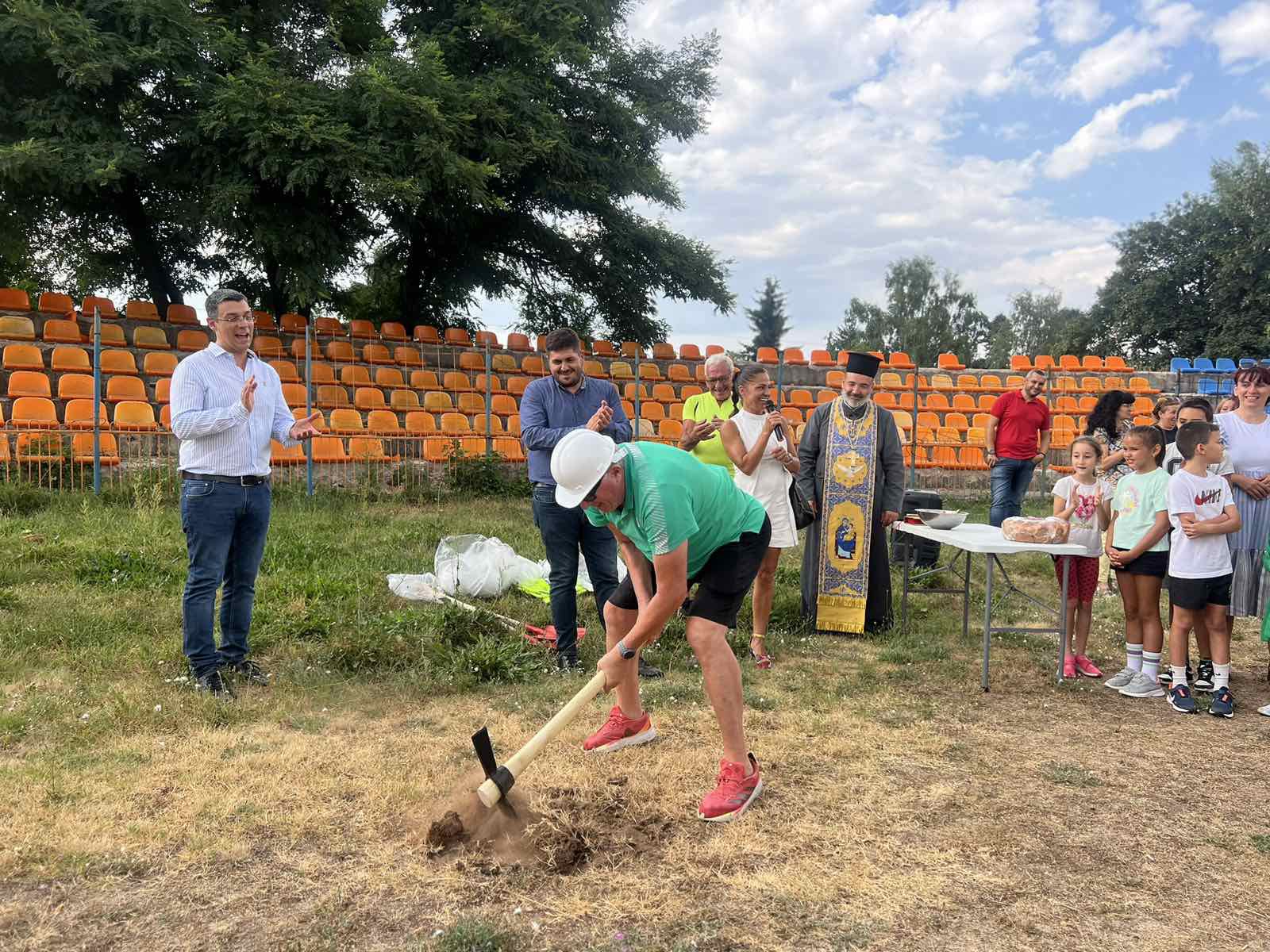 В Самоков направиха първа копка за ремонт на лекоатлетическата писта на стадион “Искър”