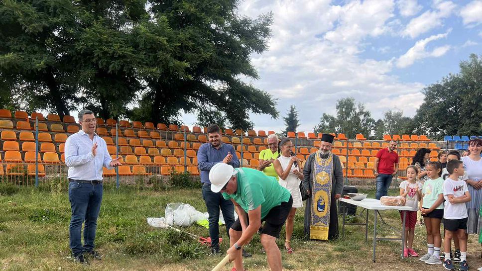 В Самоков направиха първа копка за ремонт на лекоатлетическата писта на стадион “Искър”