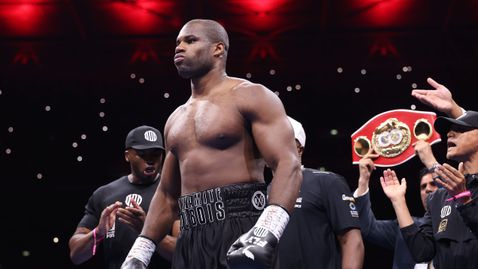 Дюбоа бил на купон със 70 души часове преди битката с Усик