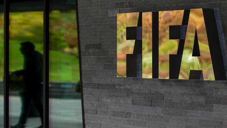 ФИФА спря състезателните права на двама футболисти, които са дали