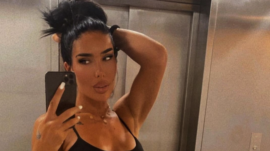 Тенисистка прикова погледите от басейна